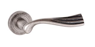 Atlantic - OE110DS Old English 'Richmond' Lever on Round Rose - Distressed Silver